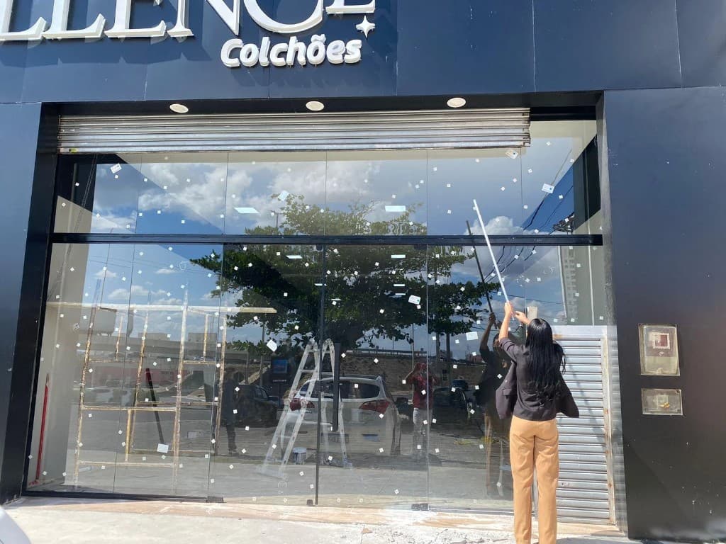 Fachada comercial com painéis de vidro e esquadria de alumínio executada em Petrolina