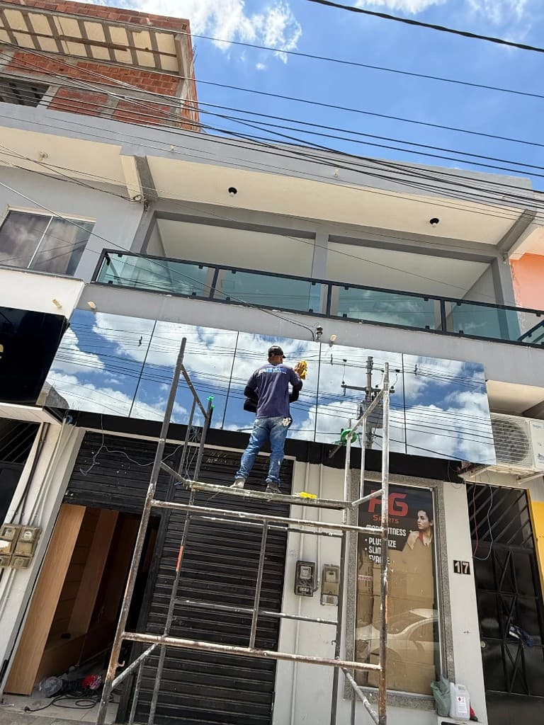 Fachada de edifício com panos de vidro e esquadrias de alumínio na região de Petrolina e Juazeiro